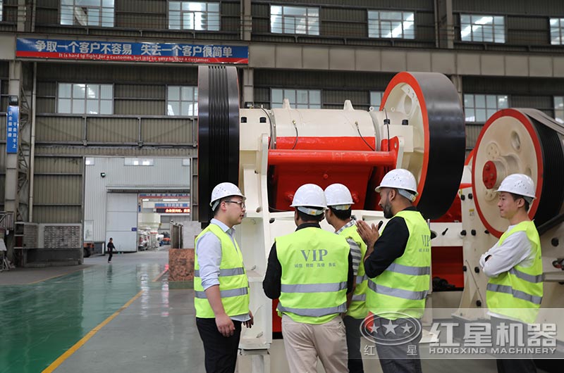 客戶(hù)來(lái)廠參觀顎式破碎機(jī) 客戶(hù)來(lái)廠參觀顎式破碎機(jī)