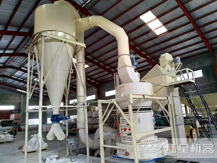 膨潤(rùn)土雷蒙磨作業(yè)現(xiàn)場(chǎng) 膨潤(rùn)土雷蒙磨作業(yè)現(xiàn)場(chǎng)