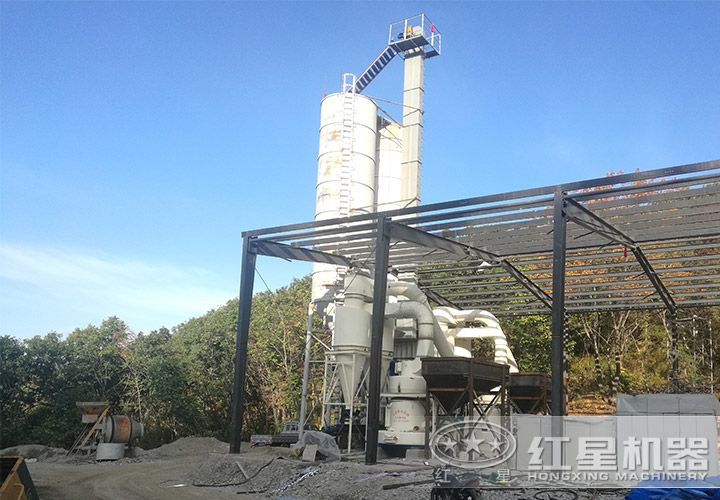 膨潤(rùn)土雷蒙磨現(xiàn)場(chǎng) 膨潤(rùn)土雷蒙磨現(xiàn)場(chǎng)