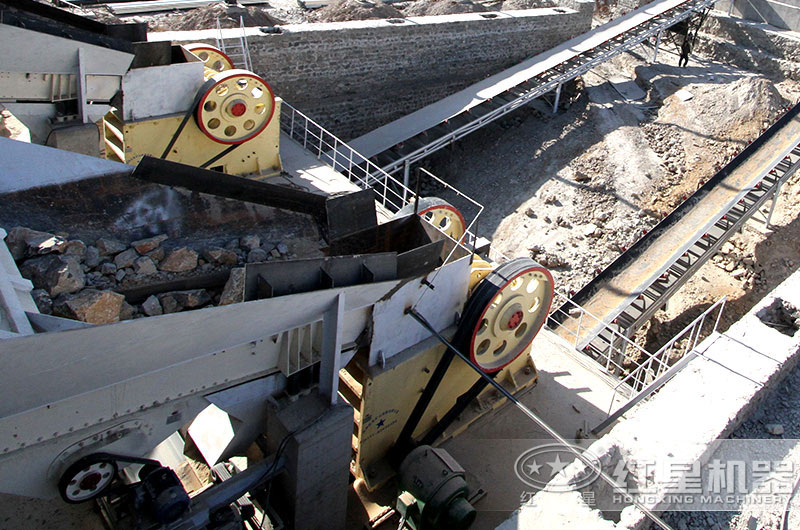 鋁礦石顎式破碎機(jī)現(xiàn)場 鋁礦石顎式破碎機(jī)現(xiàn)場