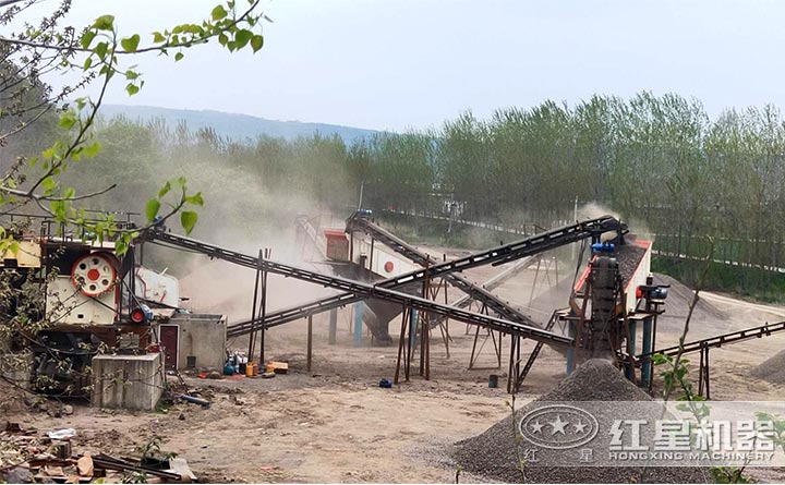 碎石機(jī)作業(yè)現(xiàn)場(chǎng) 碎石機(jī)作業(yè)現(xiàn)場(chǎng)