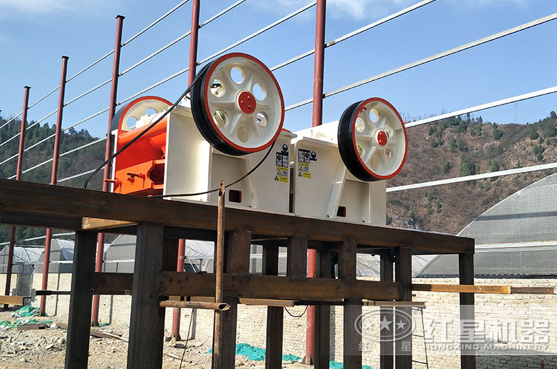 細(xì)鄂式破碎機(jī)安裝現(xiàn)場 細(xì)鄂式破碎機(jī)安裝現(xiàn)場