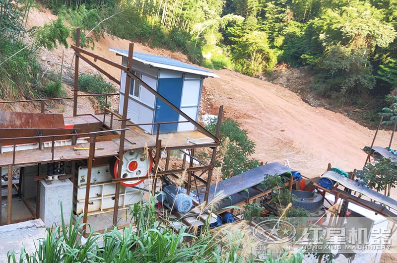 鵝卵石破碎現(xiàn)場，鄂破+圓錐破破碎出13石子