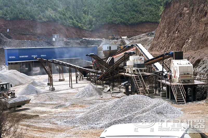 制砂設備生產現(xiàn)場，反擊破搭配制砂機，破碎軟料