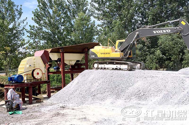 1615重錘式破碎機(jī)現(xiàn)場 1615重錘式破碎機(jī)現(xiàn)場