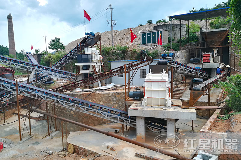 青石制砂現(xiàn)場 青石制砂現(xiàn)場