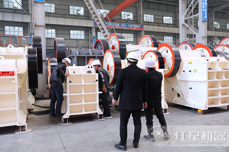 紅星石灰石顎式破碎機(jī)車間 紅星石灰石顎式破碎機(jī)車間