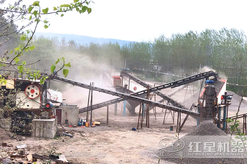 石灰石顎式破碎機(jī)現(xiàn)場 石灰石顎式破碎機(jī)現(xiàn)場