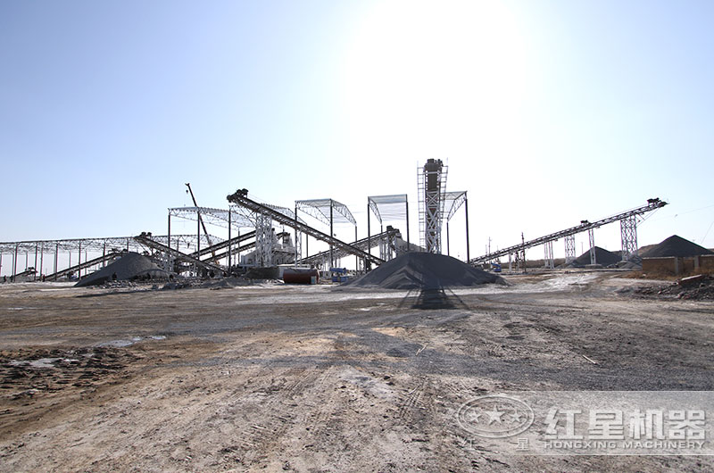 大型砸石機(jī)生產(chǎn)線現(xiàn)場 大型砸石機(jī)生產(chǎn)線現(xiàn)場