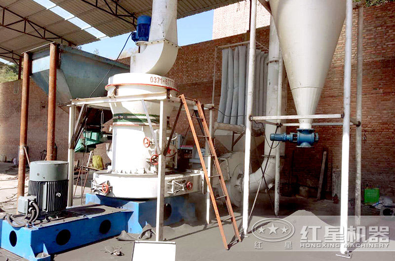 專業(yè)的雷蒙磨粉機現(xiàn)場 專業(yè)的雷蒙磨粉機現(xiàn)場